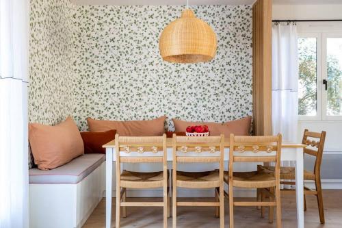 une salle à manger avec une table et des chaises dans l'établissement Villa Bruyère à deux pas de la plage PYLA SUR MER, à La Teste-de-Buch