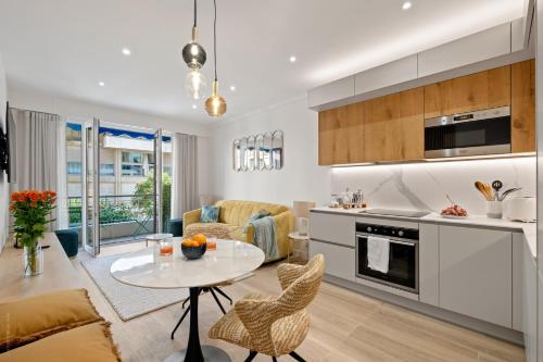 Il comprend une cuisine et un salon avec une table. dans l'établissement Massenet Dream,Nice, à Nice