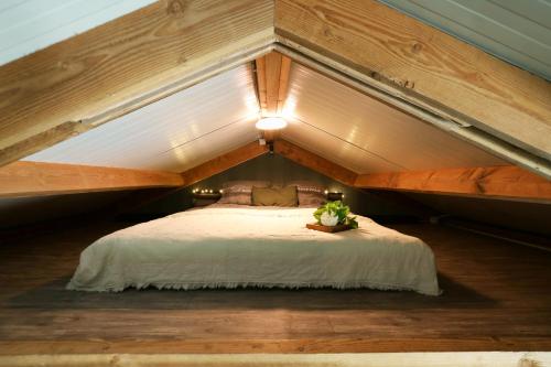 a bedroom with a large bed in the attic at Luxury of Nature - boutique in Helvoirt