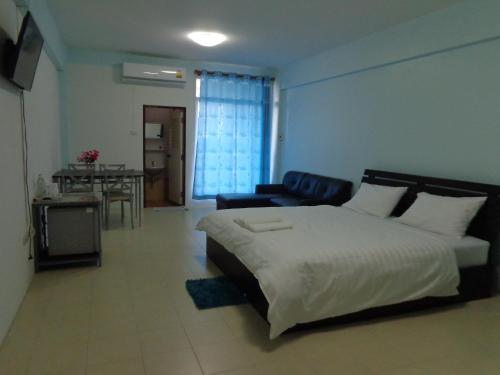 Postel nebo postele na pokoji v ubytování A&S Residence Kanchanaburi