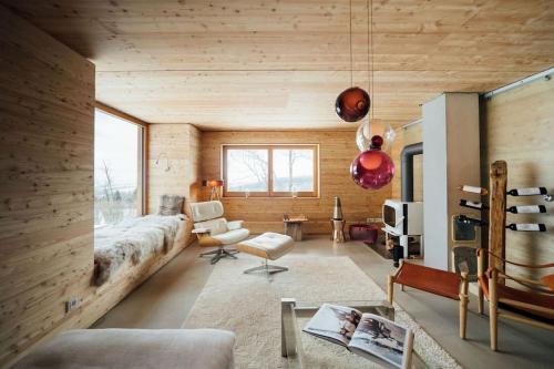 Una habitación con una cama y una sala de estar con paredes de madera. en Altenberg - Haus an der Loipe, en Kurort Altenberg