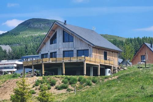 Chalet de Standing à Super Besse avec Jacuzzi SB2