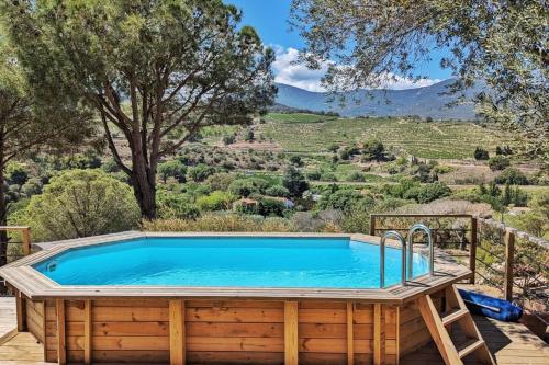 - une piscine avec vue sur les montagnes dans l'établissement Casa Albera N1 des Villages préférés des Français, à Collioure