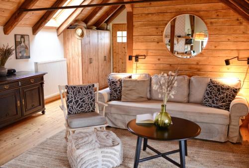 a living room with a couch and a table at Vikendovka Korce in Dubá
