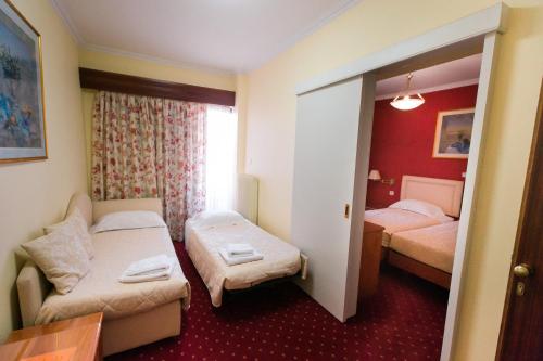 Ένα ή περισσότερα κρεβάτια σε δωμάτιο στο Grand Hotel