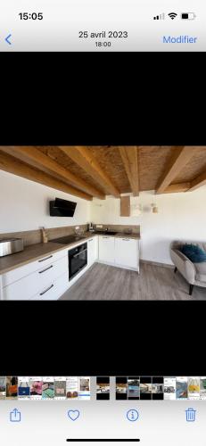 une cuisine avec des armoires blanches et un appareil noir dans l'établissement Appartement Oriana, à Montegrosso