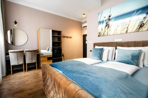 sypialnia z dużym łóżkiem i niebieskim kocem w obiekcie Vayalen Boutique Hotel w Wiedniu