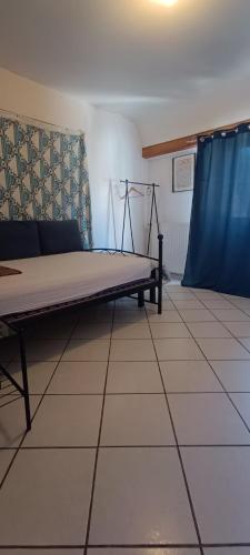 - un lit installé sur un sol carrelé dans l'établissement Chambre en hyper centre-ville, à Nantes