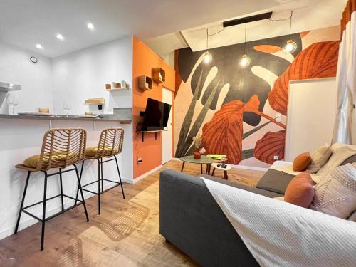 un salon avec un canapé et un tableau au mur dans l'établissement Appartement à deux pas des arènes, à Nîmes