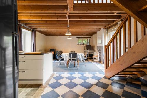une cuisine et une salle à manger avec une table et des chaises dans l'établissement Gîte La Malcotais, à Noyal-Châtillon-sur-Seich
