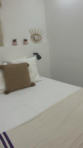 - une chambre blanche avec un lit et des oreillers blancs dans l'établissement Chabanon, à Marseille