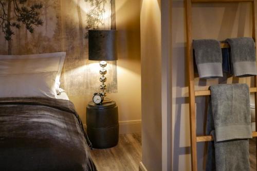 a bedroom with a bed and a lamp next to a bunk bed at ARVED Apartments in Lübeck
