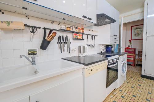 a kitchen with a sink and a stove at Gite cosy De Monplaisir in Périgueux