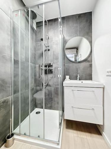 une salle de bain avec une douche, un lavabo et un miroir dans l'établissement Beau studio 5 places à Auron - plein coeur station, à Saint-Étienne-de-Tinée