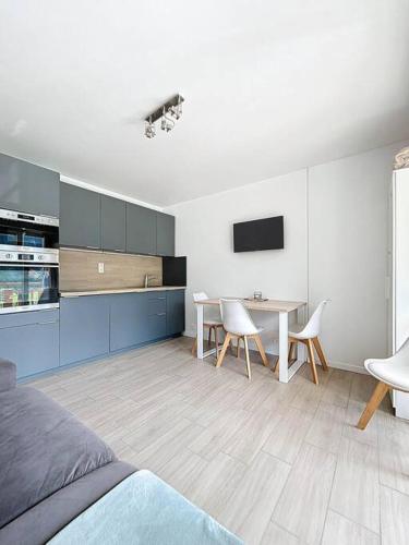 - une chambre avec une cuisine, une table et des chaises dans l'établissement Beau studio 5 places à Auron - plein coeur station, à Saint-Étienne-de-Tinée