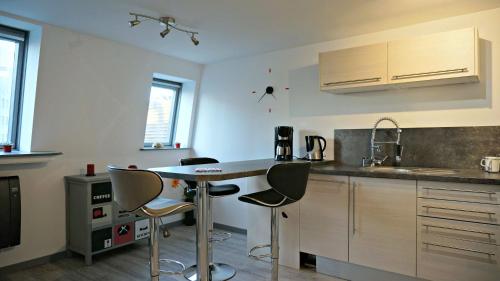 une cuisine avec une table et des chaises dans l'établissement Little Suite - Nathan, à Lille