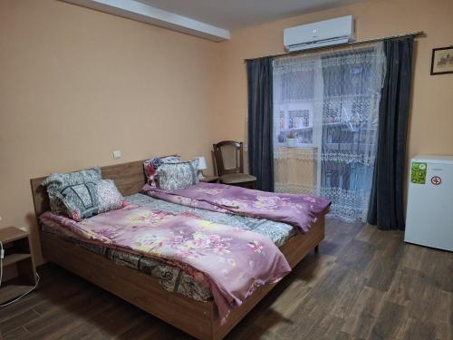 a bedroom with two beds and a window at Coastalguest House in Veliko Tŭrnovo