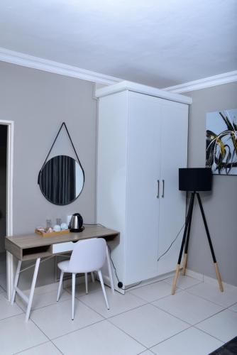 Una cocina o zona de cocina en The Guesthouse 8 On Impala