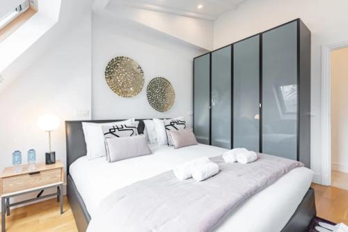 - une grande chambre blanche avec un grand lit blanc dans l'établissement Sweett - Boccador A, à Paris