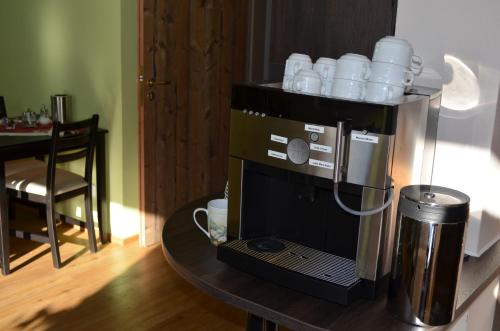 eine Kaffeemaschine auf einem Tisch in einem Zimmer in der Unterkunft Alpchalet Schwanstein in Halblech