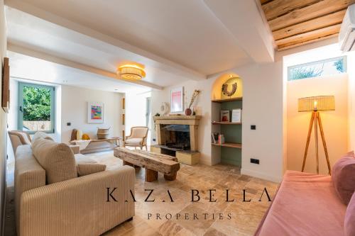 un salon avec un canapé et une cheminée dans l'établissement Kazabella Saint Maxime Villa Helia, à Sainte-Maxime