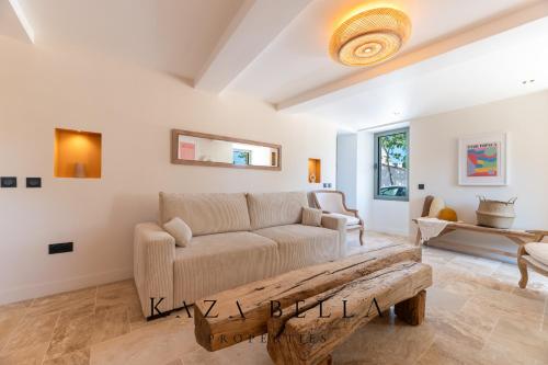 un salon avec un canapé et une table dans l'établissement Kazabella Saint Maxime Villa Helia, à Sainte-Maxime