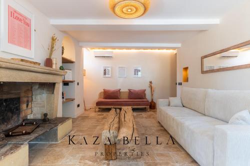 un salon avec un canapé et une cheminée dans l'établissement Kazabella Saint Maxime Villa Helia, à Sainte-Maxime