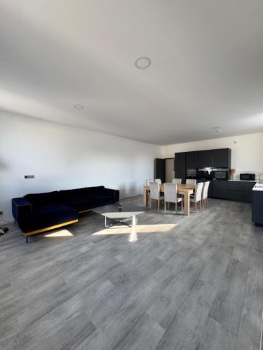 Loft épuré avec parking privé.