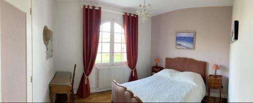 En eller flere senge i et værelse på villa Moana andernos