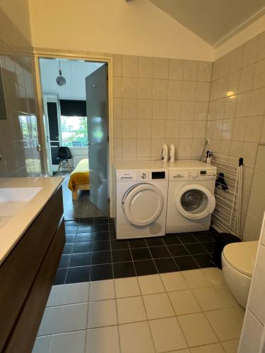 y baño con lavadora. en Boshiem, en Bakkeveen