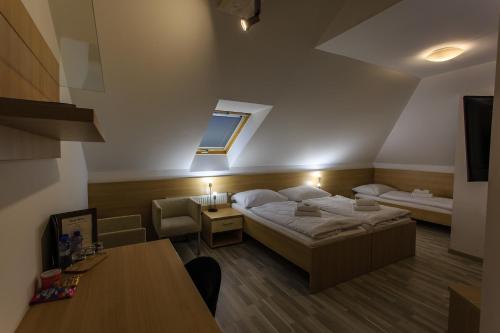 Postel nebo postele na pokoji v ubytování Hotel Villa Nečas Žilina