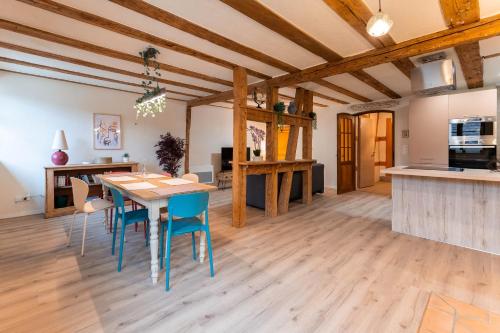 une cuisine et une salle à manger avec une table et des chaises dans l'établissement Zellenberg - Gite d'Ela, à Zellenberg