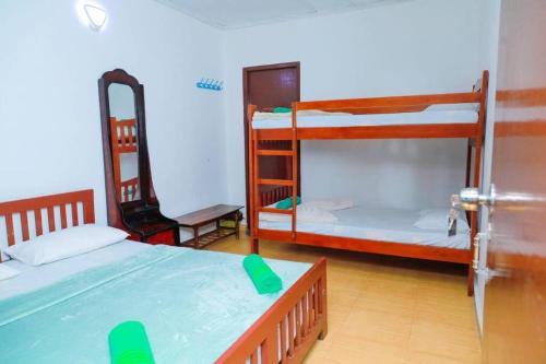 Zimmer mit 2 Etagenbetten und einer Tür in der Unterkunft Kildare Cottage in Nuwara Eliya