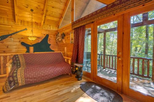 Ένα ή περισσότερα κρεβάτια σε δωμάτιο στο Browns Bear Den #235