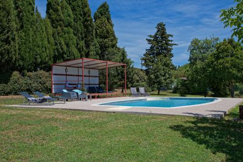 - une piscine entourée d'un kiosque et de chaises dans l'établissement Domaine de Curé, à Conques-sur-Orbiel