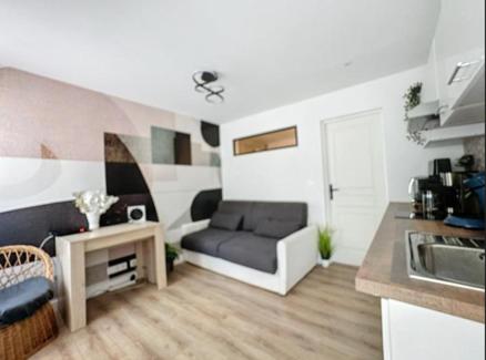 un salon avec un canapé et une cuisine dans l'établissement Maison 14 pers 8 chambres 40min Paris, Orly 20min, Disneyland 40min, à Saint-Pierre-du-Perray