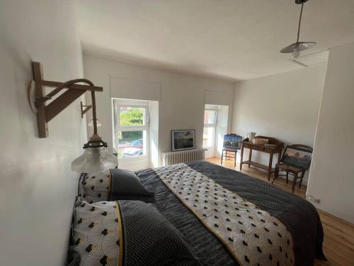 une chambre avec un grand lit dans une pièce dans l'établissement Ma Rober Rit, à Saint-Germain-sur-Ay