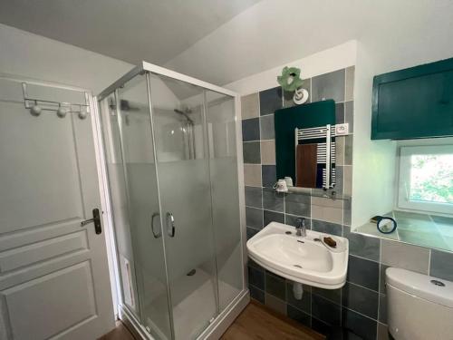 une salle de bain avec une douche en verre et un lavabo dans l'établissement Ma Rober Rit, à Saint-Germain-sur-Ay