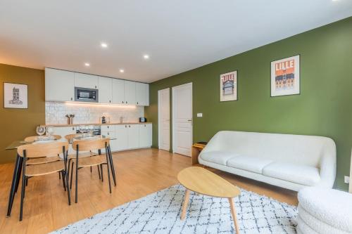un salon avec un canapé blanc et une cuisine dans l'établissement Appart 2 chambres proche Vieux Lille, avec parking, à Lille