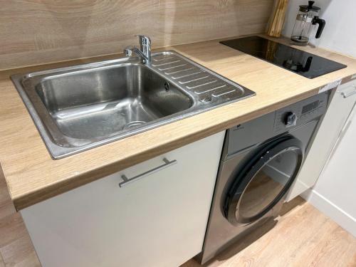 Η κουζίνα ή μικρή κουζίνα στο Maison 14 pers 8 chambres 40min Paris, Orly 20min, Disneyland 40min