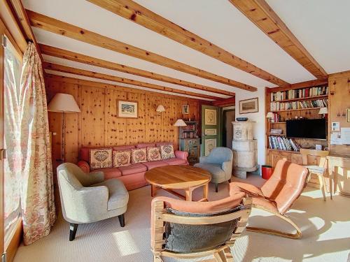 a living room with a couch and a table and chairs at Gaiola 1er in Bagnes