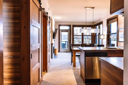 Kuchyň nebo kuchyňský kout v ubytování Waterfront Suite & Lake Resort