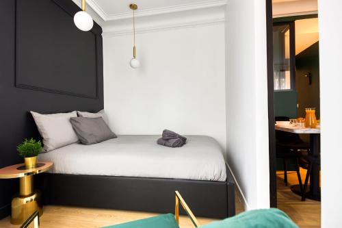 - une chambre avec un lit blanc et une table dans l'établissement Cosy apartment - Near Paris - RER D, à Villeneuve-Saint-Georges