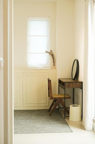 a room with a table and a chair and a window at 蒔花澄旅 in Hengchun