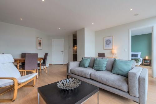 un salon avec un canapé et une table dans l'établissement One bedroom apartment at the foot of the stations, à Lille