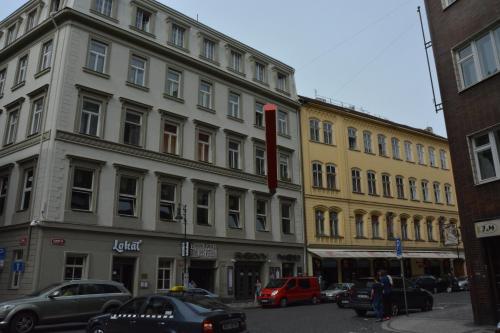 un gran edificio en una calle de la ciudad con coches aparcados en Apartment Aida, en Praga