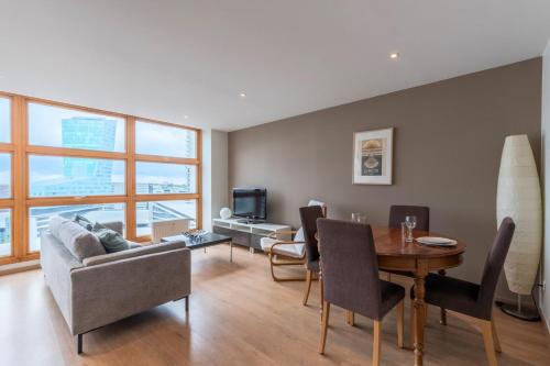 un salon avec un canapé et une table dans l'établissement One bedroom apartment at the foot of the stations, à Lille