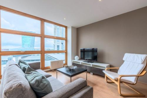 un salon avec un canapé et une télévision dans l'établissement One bedroom apartment at the foot of the stations, à Lille