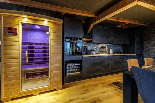 a kitchen with a bar and an oven at Himmlisches Penthouse am Fischmarkt in Stade