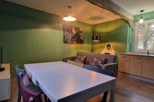 a living room with a table and a couch at Charmant appartement au calme, proche centre in Aire-sur-lʼAdour